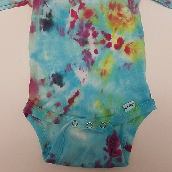 Tie-dyed Gerber onesie 3 to 6 months - Picture 2 of 5